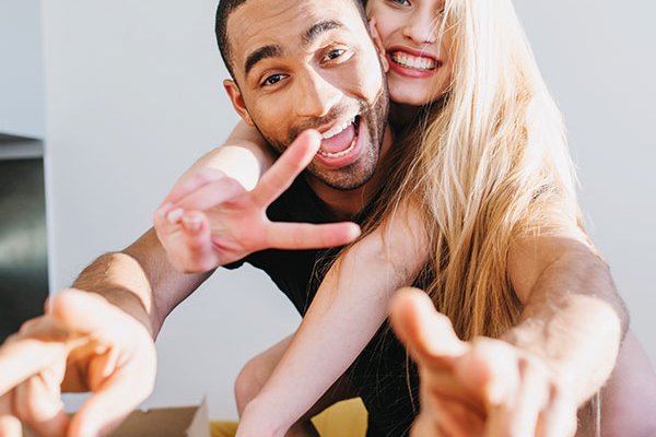 Os jovens casais buscam seus primeiros apartamentos